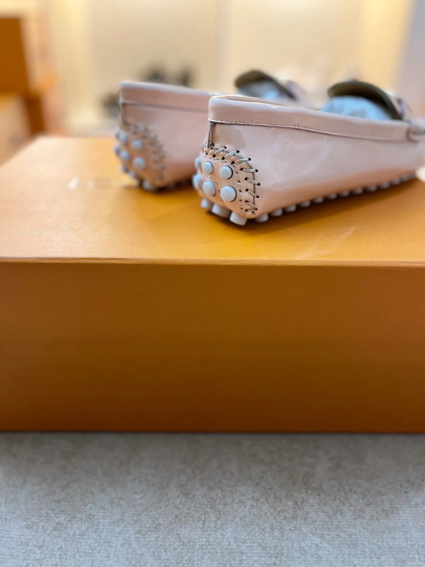 p460💰Couple model❤️🇫🇷 𝙇𝙤𝙪𝙞𝙨 𝙑𝙪𝙞𝙩𝙩𝙤𝙣 🇫🇷Louis Vuitton 2023 Classic𝓛𝓿 𝓣𝓻𝓪𝓲𝓷𝓮𝓻 Sports Series ➪➪➪¯ [Arizona Doudou Shoes Series] ▪️▪️▪️Arizona slip-on shoes are made of Monogram Eclipse canvas. Its hand-painted and dyed edges and hand-sewn uppers fully demonstrate Louis Vuitton's traditional shoemaking craftsmanship. This slip-on shoe is very lightweight. The integrated tongue and upper make it particularly comfortable and flexible. The soft outsole is equipped with rubber padding. Decorated with matching sash. Detailed features: ☑️Monogram Eclipse canvas ☑️Black Eclipse pattern ☑️Hand-painted shoe edges ☑️Hand-sewn uppers (each pair takes time to process) ☑️Integrated tongue and upper construction ☑️Outsole equipped with rubber lining ☑️size: 35_46